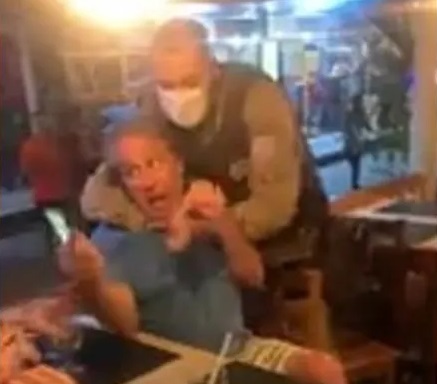 Turista de SP é preso após chamar de “macaco” um homem negro