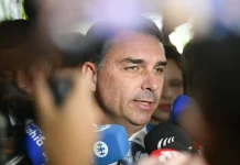 Flávio Bolsonaro levanta suspeitas sobre urnas eletrônicas em reunião com embaixadores e repete discurso do pai
