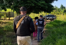 Mulher é resgatada de cárcere privado após filho entregar bilhetes de socorro a professora na Bahia