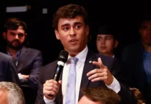 Nikolas Ferreira acusa Rubel de retirar música de vídeo com críticas a Lula