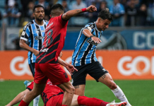 Grêmio vence o Athletico-PR e tira o Internacional da zona de rebaixamento